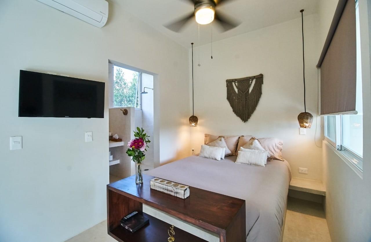 King bedroom with macramé and rain shower