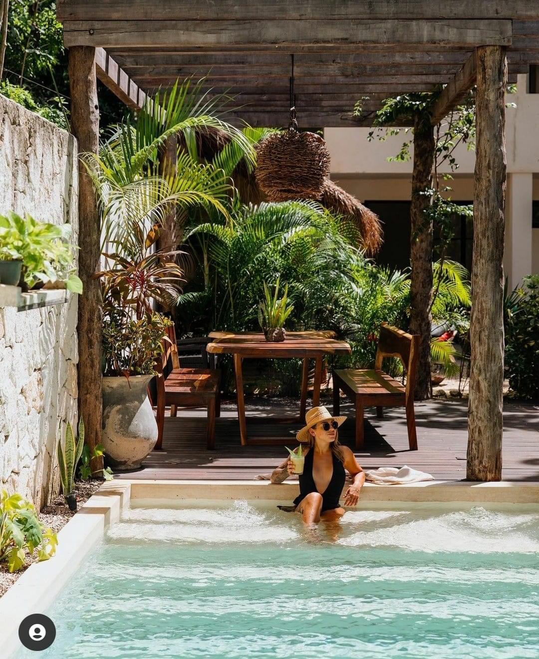Pool with palm pergola in La Veleta